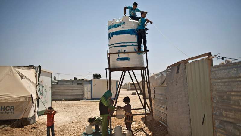 Syrian refugees stranded after Jordan border closed, no water to drink