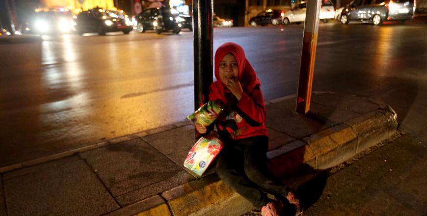 A Syrian refugee girl sells tissue paper on a busy intersection in the Lebanese capital Beirut (AFP photo)