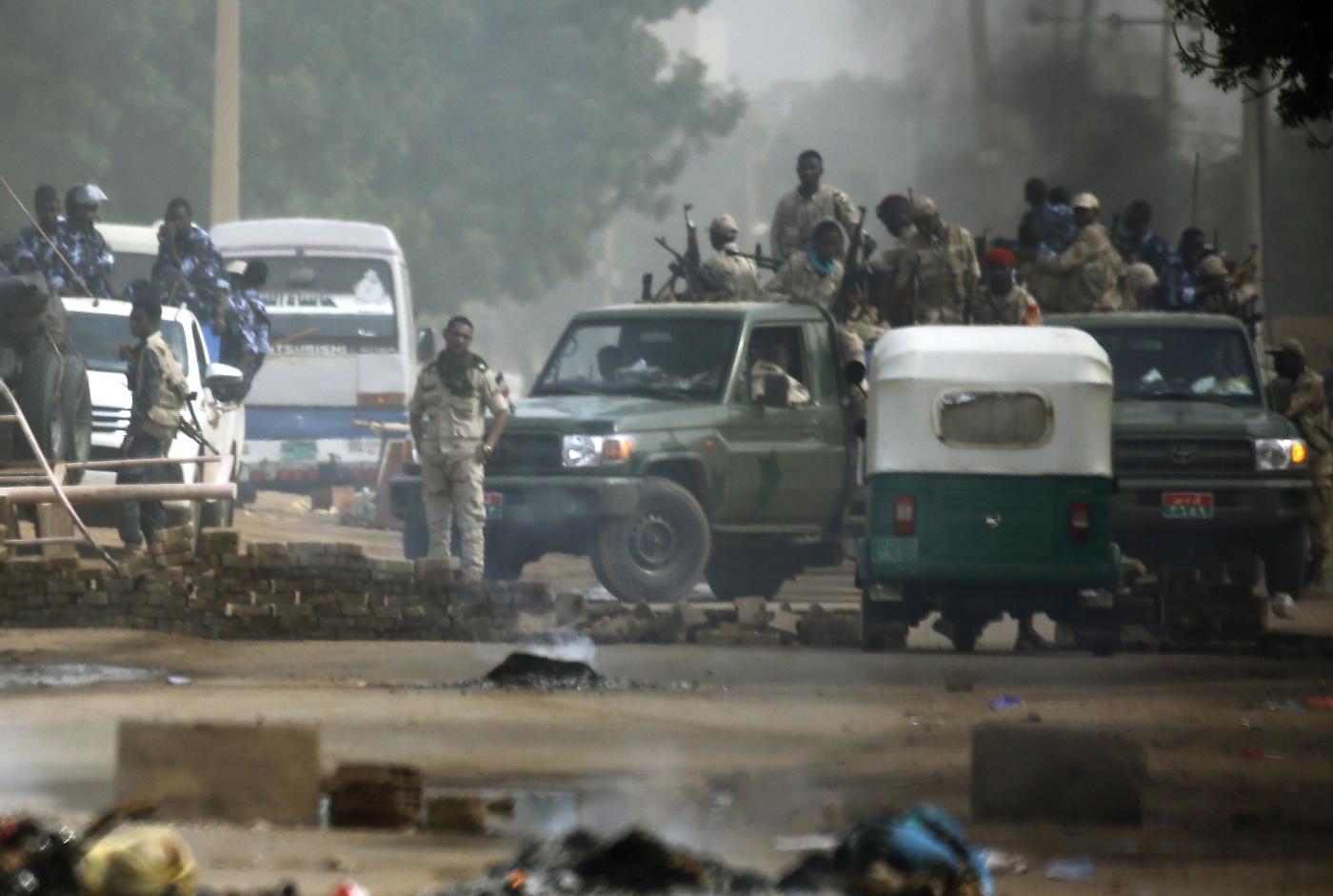 'Bloody massacre': Sudan military try to disperse Khartoum sit-in - Middle East Observer1400 x 941