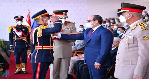 Sisi grants academic degrees to military graduates